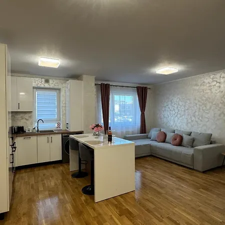 Apartment Season Coresi Mall