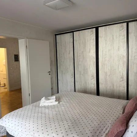 Apartment Season Coresi Mall